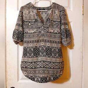 Geometric High-Low Tunic Top with Front Pockets and 3/4 Length Sleeves